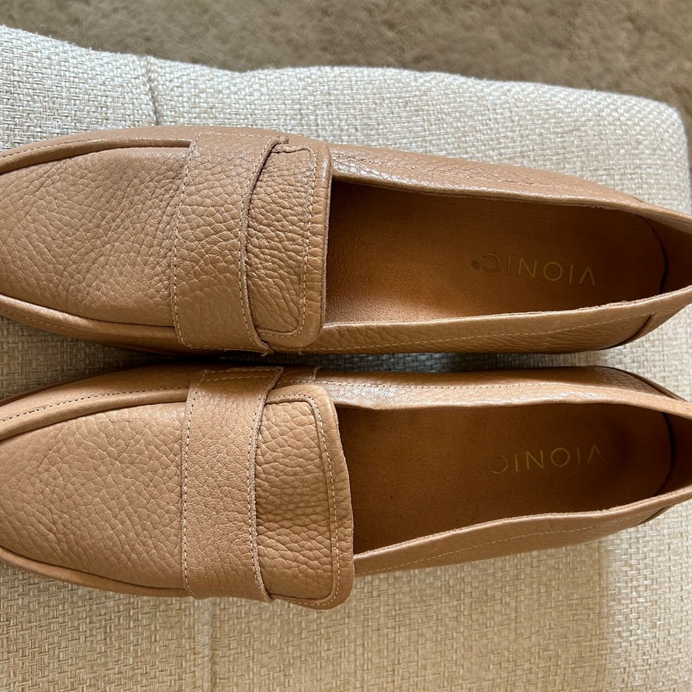 Women’s 8 Vionic Tan Leather Loafers - Picture 4 of 4